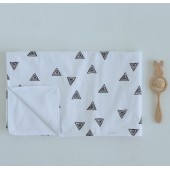 Непромокаемая пеленка для детей ELA Textile&Toys Треугольники Белый/Черный 100х80 см WRD002T