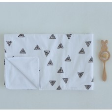 Непромокаемая пеленка для детей ELA Textile&Toys Треугольники Белый/Черный 80х50 см WRD001T